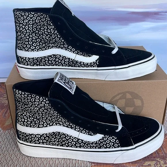 Vans WMNS Sk8-Hi 38 Deco
Sting Ray Black/Vintage White
VN0A4BX64WM
Sneakers - Picture 1 of 16